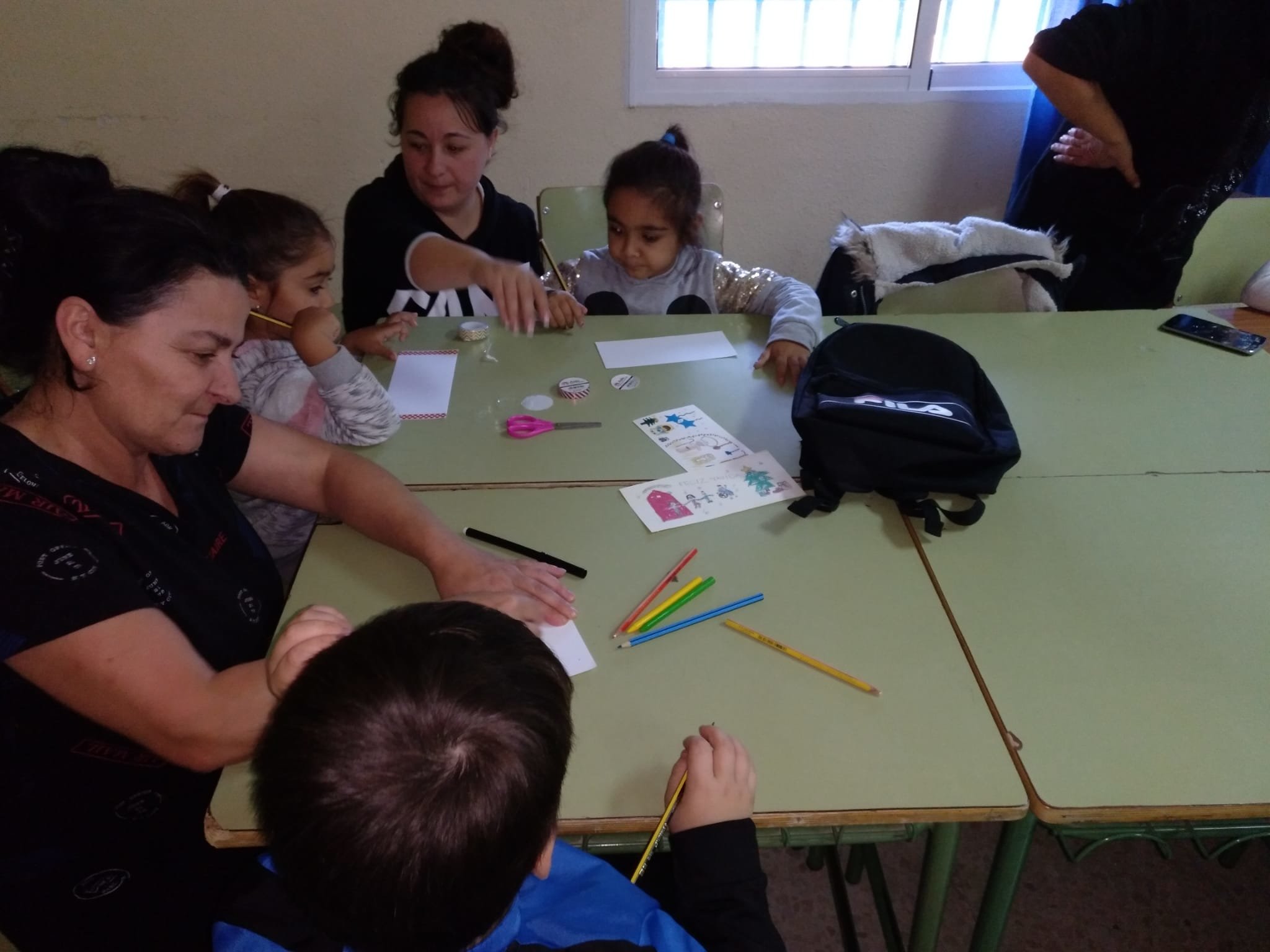 Las familias en el taller de postales navideñas