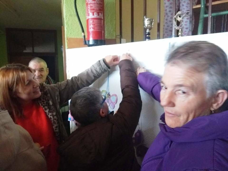 Decorando el colegio contra la violencia de género