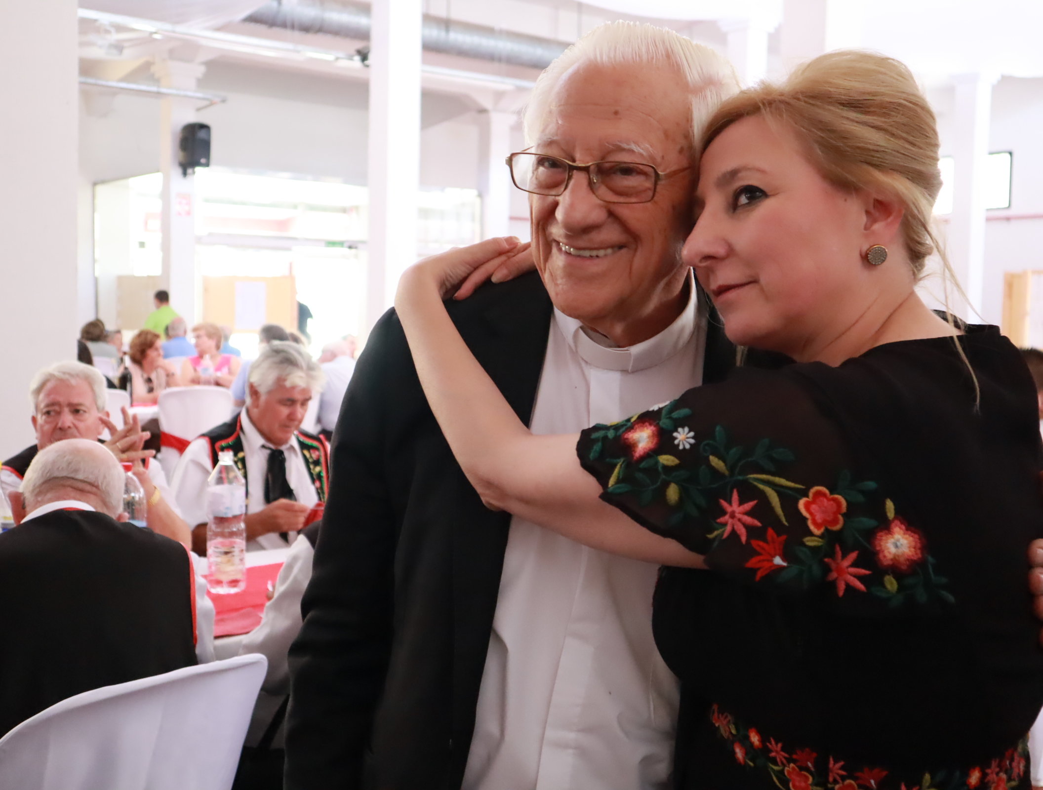 Pilar Boyero con el padre Ángel en el Día Nacional de los Abuelos. ARCHIVO