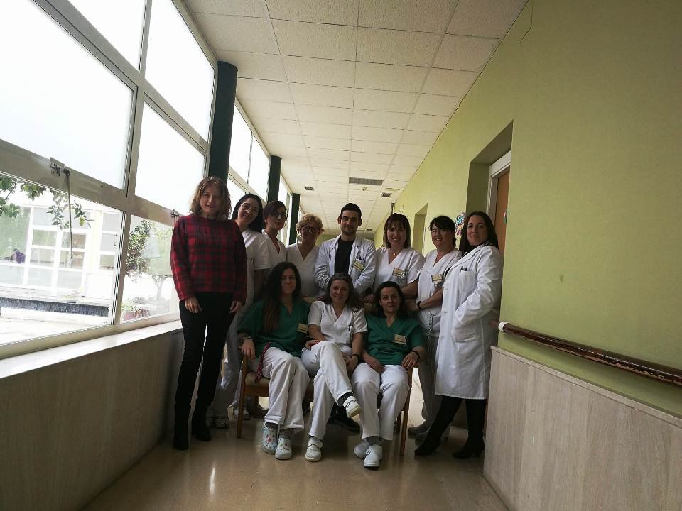 Las directoras Belén Pérez y Estela Perales con el equipo profesional de Iluminada Martín de Ovelar