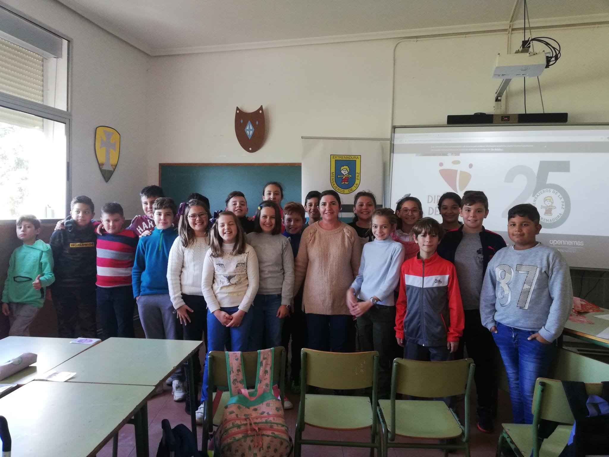 La concejala de cultura de Vegaviana con los participantes en Alcemos Nuestra voz AMPEX