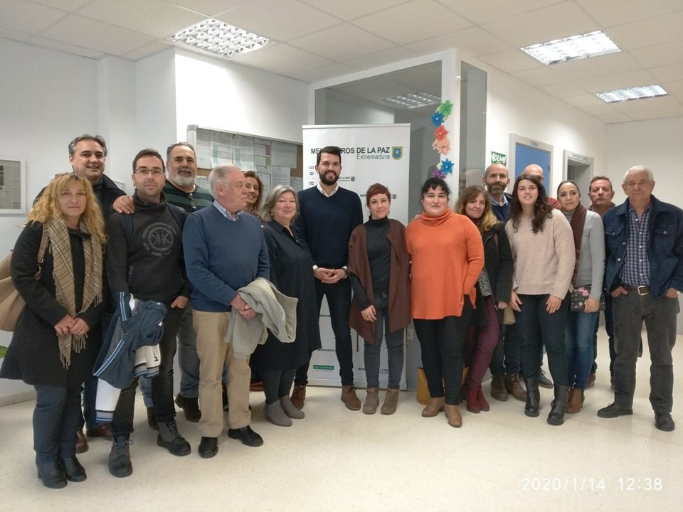 Mercedes Murias con representantes institucionales y técnicos en la inaguraucion del ISLA IV en Villasbuenas
