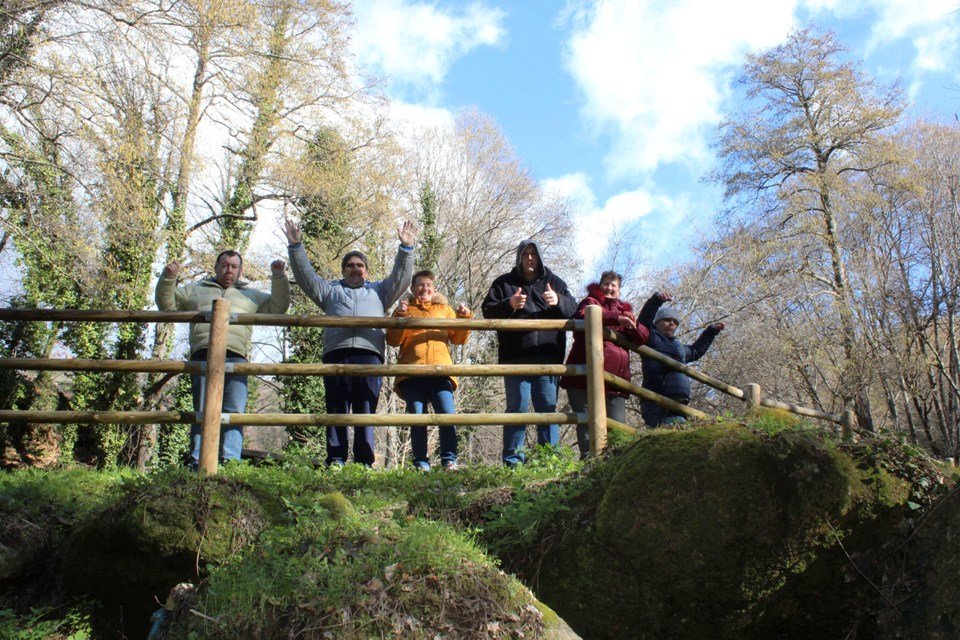 Los excursionistas en la cascada Marta