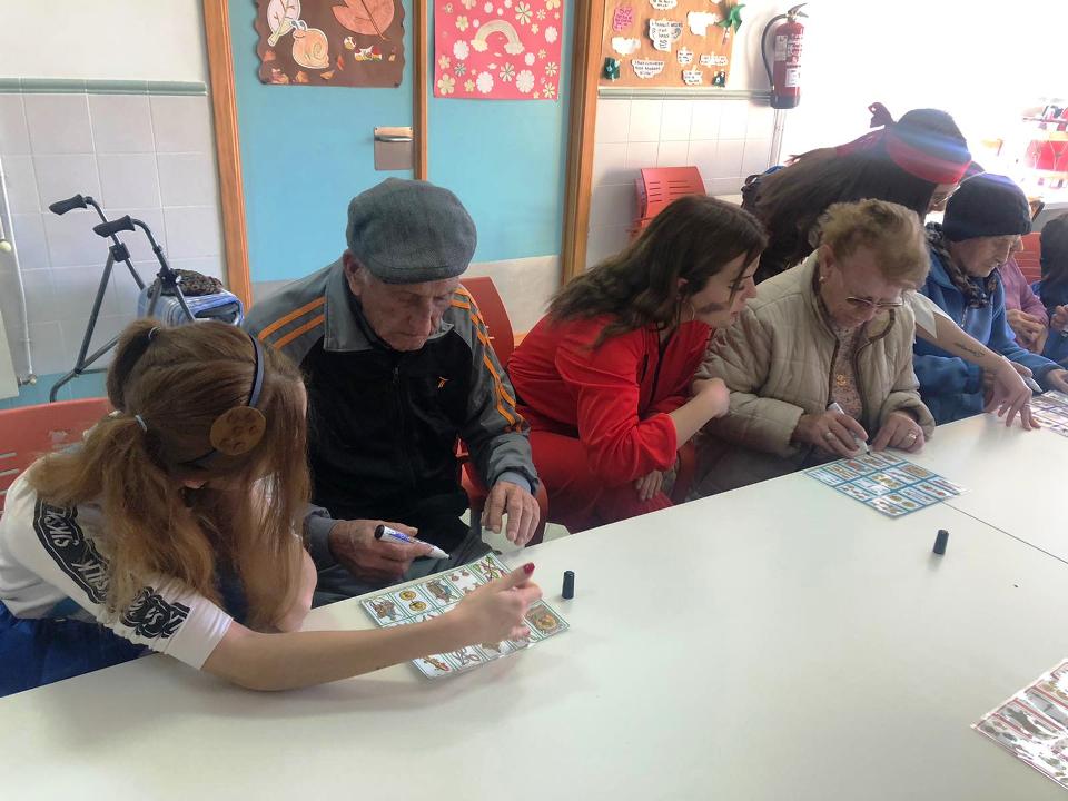 Los estudiantes realizan prácticas con los mayores de Pinofranqueado