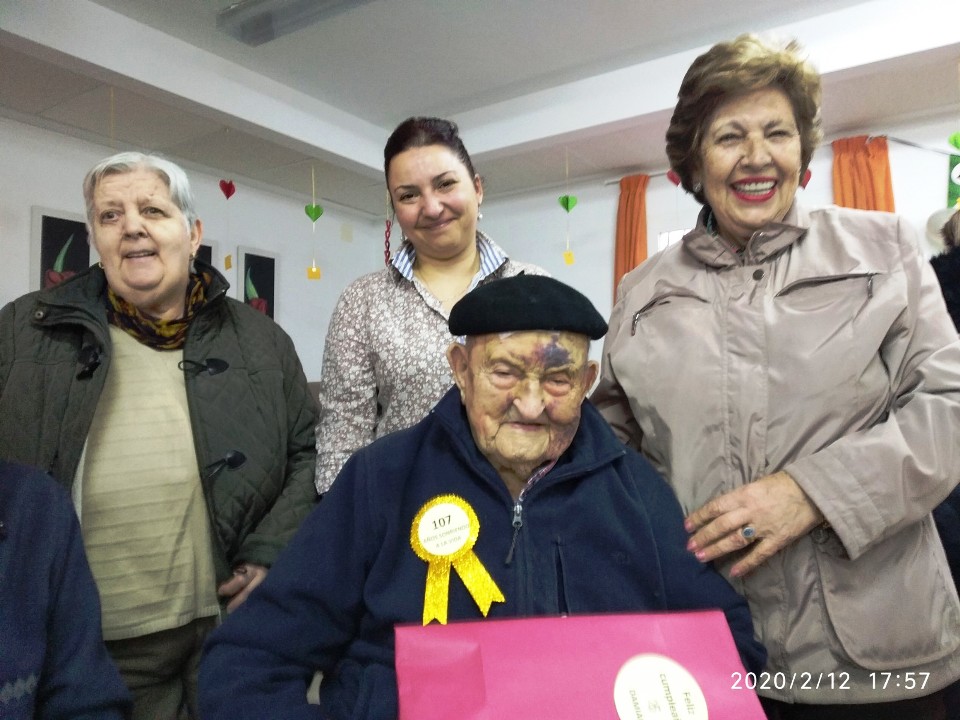 Don Damián con sus dos hijas y la directora de la residencia el día de su 107 cumpleaños