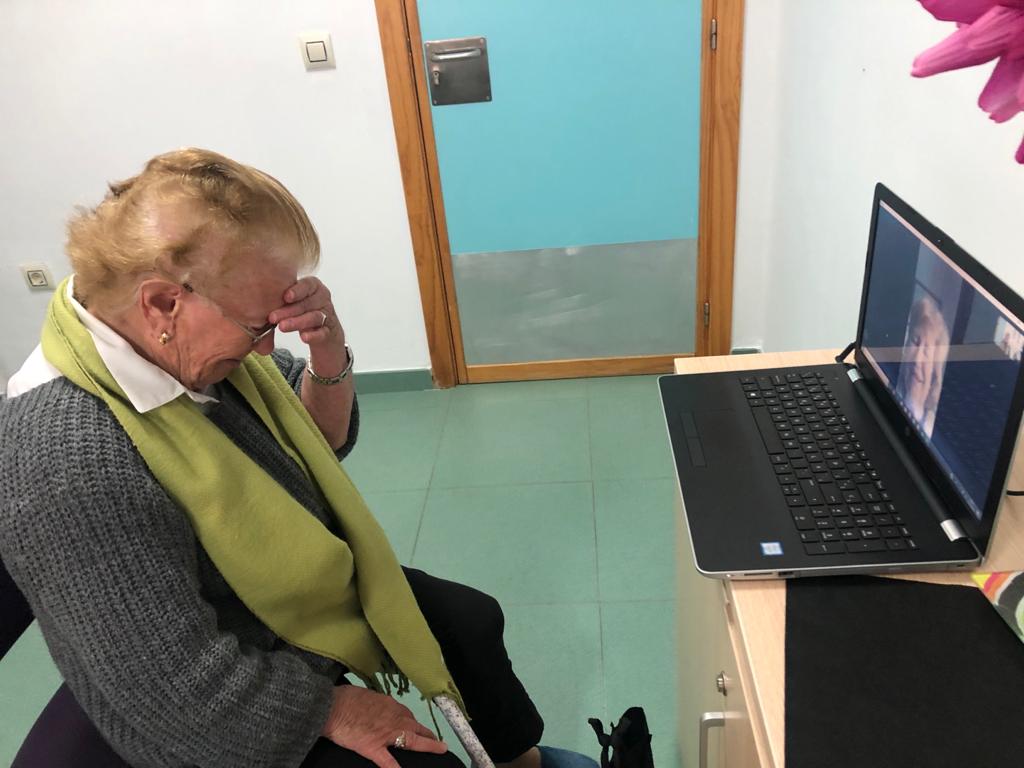 María recibe una llamada sorpresa de su hija el día que cumple 83 años
