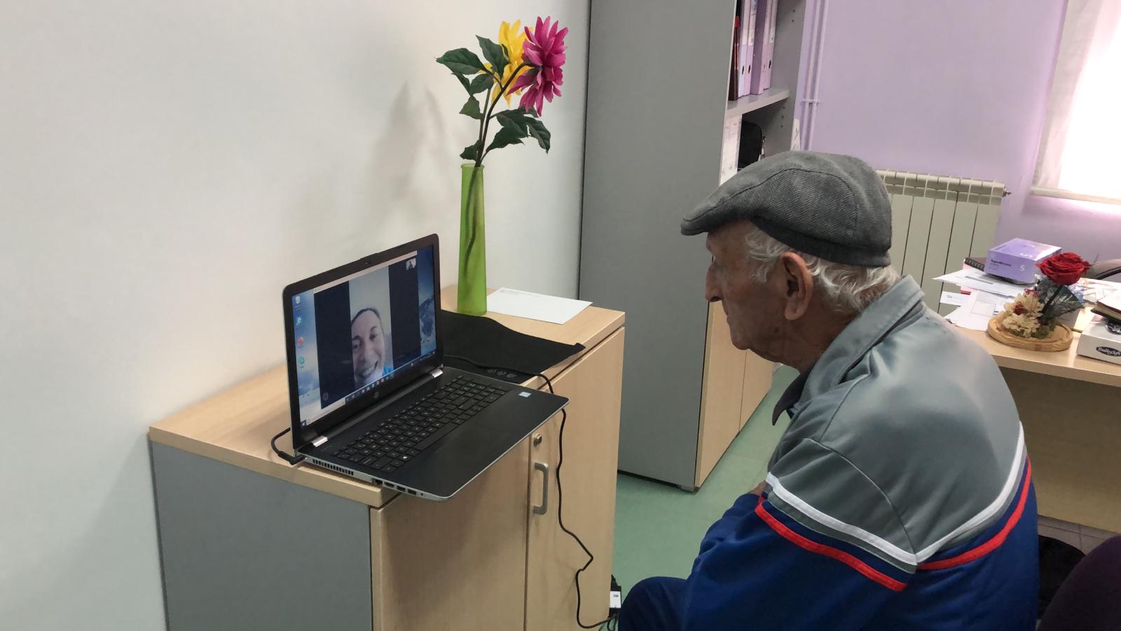 El tamborilero Marcial Guzmán en la residencia de Pinofranqueado charla por Skype