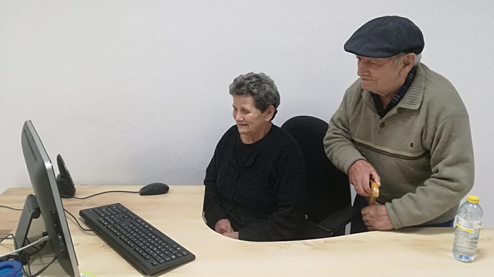 Emilio Susaño y Remedios Domínguez charlan desde Villasbuenas con su hijo, residente en Cáceres