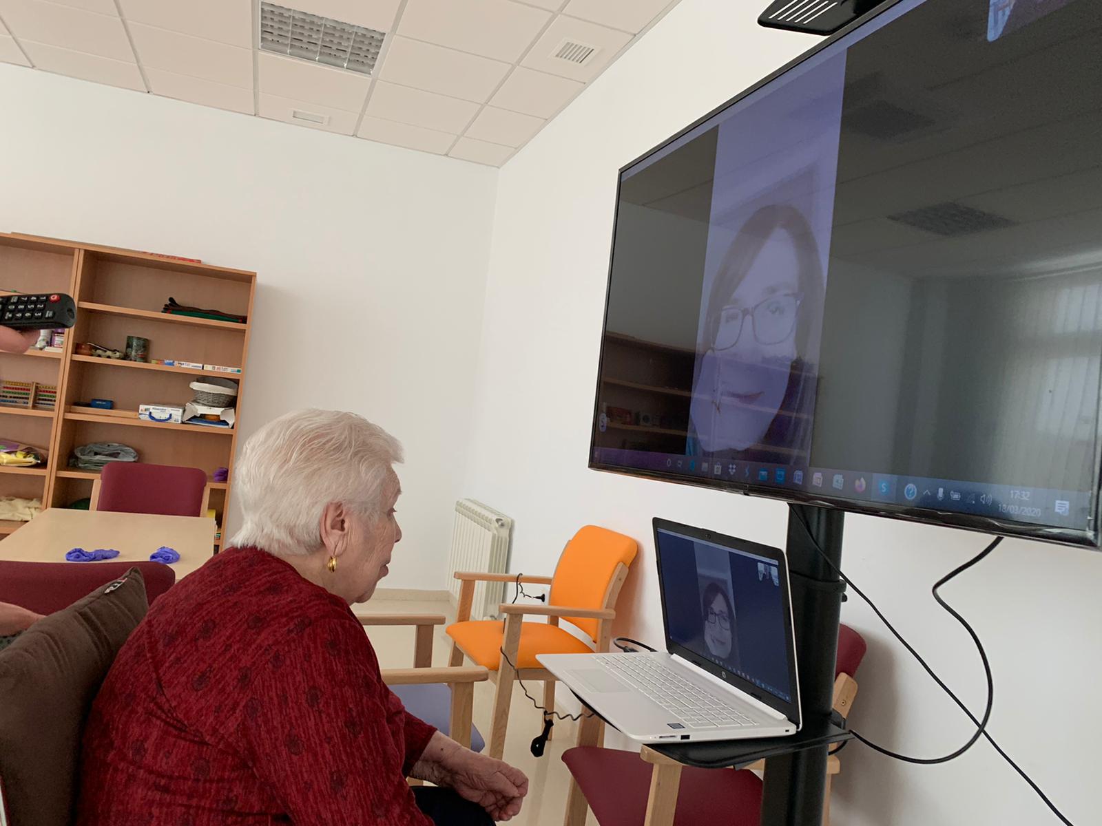 A sus 82 años, Emilia Cerro charla por Skype, desde Torremayor, con su nieta, que está en La Garrovilla