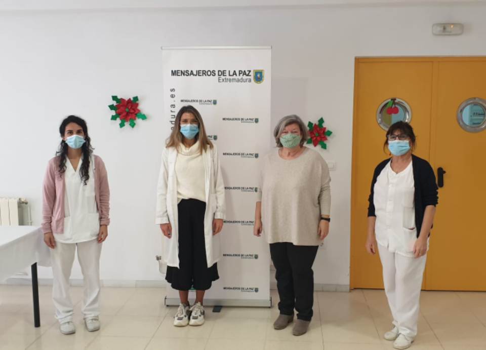 Mercedes Murias, Presidenta de Mensajeros de la Paz Extremadura, con parte del equipo profesional del Centro de Día de Burguillos del Cerro.