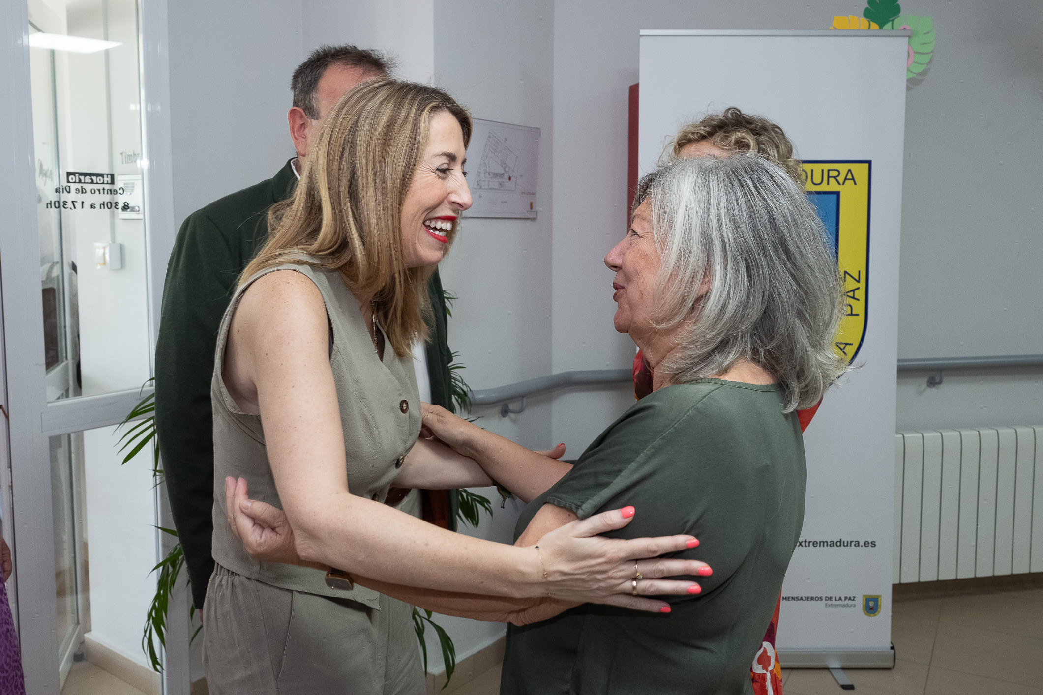 Saludo entre María Guardiola y Mercedes Murias. (Foto de la Junta de Extremadura.)